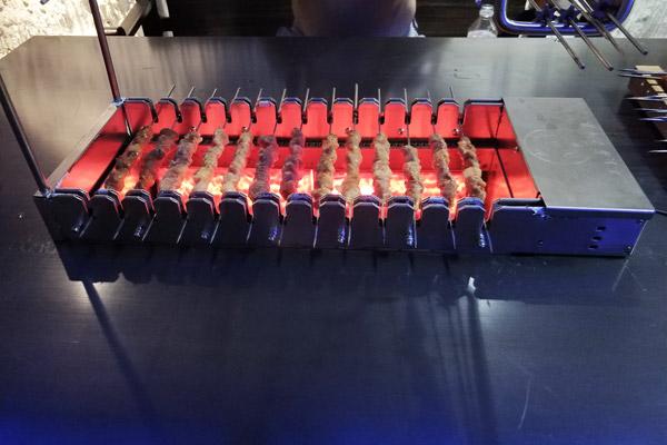 北京京建鵬達(dá)燒烤設(shè)備有限公司是起家比較早的廠家，在燒烤行業(yè)有一定的美譽(yù)，北京京建鵬達(dá)是一家自主研發(fā)生產(chǎn)銷(xiāo)售于一體的高新產(chǎn)業(yè)技術(shù)公司，公司有著完善的研發(fā)團(tuán)隊(duì)和售后安裝服務(wù)團(tuán)隊(duì)，公司有著自己的無(wú)煙燒烤店品牌“相識(shí)很久燒烤店”有著精湛的招商團(tuán)隊(duì)面向全國(guó)招商加盟的客戶(hù)服務(wù)。相識(shí)很久燒烤加盟起源于北京，總部設(shè)在中國(guó)美麗首都-北京，2015年京建鵬達(dá)（北京）餐飲管理有限公司全面開(kāi)始加盟連鎖事業(yè)。    北京京建鵬達(dá)燒烤設(shè)備有限公司是起家比較早的廠家，在燒烤行業(yè)有一定的美譽(yù)，北京京建鵬達(dá)是一家自主研發(fā)生產(chǎn)銷(xiāo)售于一體的高新產(chǎn)業(yè)技術(shù)公司，公司有著完善的研發(fā)團(tuán)隊(duì)和售后安裝服務(wù)團(tuán)隊(duì)，公司有著自己的無(wú)煙燒烤店品牌“相識(shí)很久燒烤店”有著精湛的招商團(tuán)隊(duì)面向全國(guó)招商加盟的客戶(hù)服務(wù)。相識(shí)很久燒烤加盟起源于北京，總部設(shè)在中國(guó)美麗首都-北京，2015年京建鵬達(dá)（北京）餐飲管理有限公司全面開(kāi)始加盟連鎖事業(yè)。    夏天用木炭如何燒烤出健康美味的羊肉串？    公司經(jīng)營(yíng)以自助燒烤為主的餐飲連鎖店，我們的目標(biāo)是打造特色小吃暢銷(xiāo)品牌。公司實(shí)行“六個(gè)統(tǒng)一”‘統(tǒng)一設(shè)備，統(tǒng)一原料，統(tǒng)一品質(zhì)，統(tǒng)一形象，統(tǒng)一管理，統(tǒng)一文化’全心全意為大中小投資者提供全方位個(gè)性化的服務(wù)。包括從定制設(shè)備，店鋪人才輸出、預(yù)算裝修風(fēng)格，燒烤技術(shù)培訓(xùn)和材料，設(shè)備安裝，完善的售后服務(wù)，讓客戶(hù)享受一條龍、一站式服務(wù)，省去寶貴的時(shí)間和金錢(qián)。我公司主要生產(chǎn)室內(nèi)無(wú)煙燒烤機(jī)、無(wú)煙燒烤桌、無(wú)煙燒烤桌椅等等，歡迎全國(guó)加盟的朋友前來(lái)參觀。24小時(shí)免費(fèi)服務(wù)熱線：400-997-9255    公司經(jīng)營(yíng)以自助燒烤為主的餐飲連鎖店，我們的目標(biāo)是打造特色小吃暢銷(xiāo)品牌。公司實(shí)行“六個(gè)統(tǒng)一”‘統(tǒng)一設(shè)備，統(tǒng)一原料，統(tǒng)一品質(zhì)，統(tǒng)一形象，統(tǒng)一管理，統(tǒng)一文化’全心全意為大中小投資者提供全方位個(gè)性化的服務(wù)。包括從定制設(shè)備，店鋪人才輸出、預(yù)算裝修風(fēng)格，燒烤技術(shù)培訓(xùn)和材料，設(shè)備安裝，完善的售后服務(wù)，讓客戶(hù)享受一條龍、一站式服務(wù)，省去寶貴的時(shí)間和金錢(qián)。我公司主要生產(chǎn)室內(nèi)無(wú)煙燒烤機(jī)、無(wú)煙燒烤桌、無(wú)煙燒烤桌椅等等，歡迎全國(guó)加盟的朋友前來(lái)參觀。24小時(shí)免費(fèi)服務(wù)熱線：400-997-9255