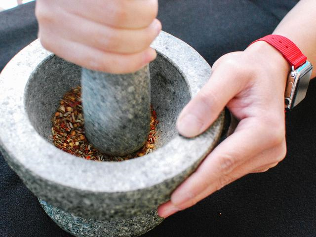 如果不想去市內(nèi)全自動無煙燒烤店怎么在家做燒烤？