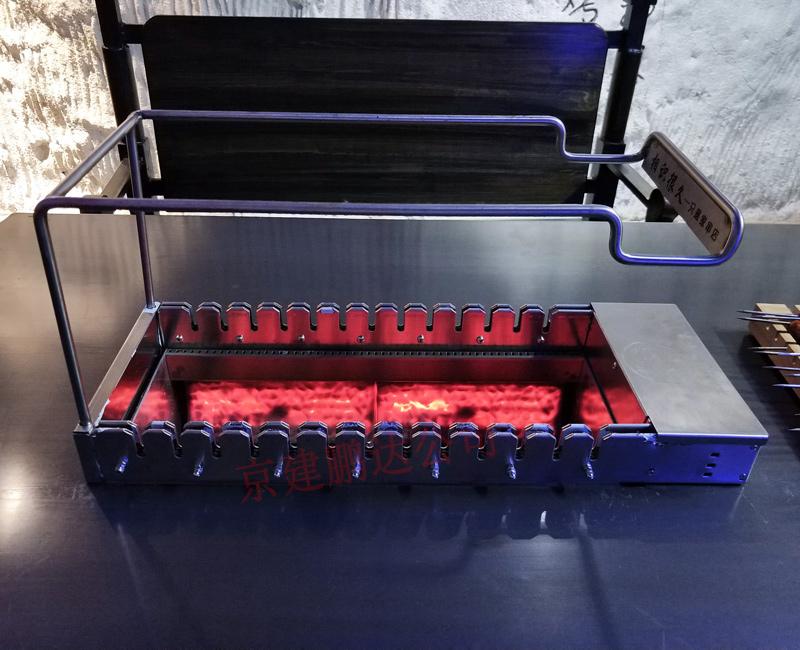 北京京建鵬達(dá)燒烤設(shè)備有限公司是起家比較早的廠家，在燒烤行業(yè)有一定的美譽(yù)，北京京建鵬達(dá)是一家自主研發(fā)生產(chǎn)銷售于一體的高新產(chǎn)業(yè)技術(shù)公司，公司有著完善的研發(fā)團(tuán)隊(duì)和售后安裝服務(wù)團(tuán)隊(duì)，公司有著自己的無煙燒烤店品牌“相識(shí)很久燒烤店”有著精湛的招商團(tuán)隊(duì)面向全國(guó)招商加盟的客戶服務(wù)。相識(shí)很久燒烤加盟起源于北京，總部設(shè)在中國(guó)美麗首都-北京，2015年京建鵬達(dá)（北京）餐飲管理有限公司全面開始加盟連鎖事業(yè)。    夏天用木炭如何燒烤出健康美味的羊肉串？    公司經(jīng)營(yíng)以自助燒烤為主的餐飲連鎖店，我們的目標(biāo)是打造特色小吃暢銷品牌。公司實(shí)行“六個(gè)統(tǒng)一”‘統(tǒng)一設(shè)備，統(tǒng)一原料，統(tǒng)一品質(zhì)，統(tǒng)一形象，統(tǒng)一管理，統(tǒng)一文化’全心全意為大中小投資者提供全方位個(gè)性化的服務(wù)。包括從定制設(shè)備，店鋪人才輸出、預(yù)算裝修風(fēng)格，燒烤技術(shù)培訓(xùn)和材料，設(shè)備安裝，完善的售后服務(wù)，讓客戶享受一條龍、一站式服務(wù)，省去寶貴的時(shí)間和金錢。我公司主要生產(chǎn)室內(nèi)無煙燒烤機(jī)、無煙燒烤桌、無煙燒烤桌椅等等，歡迎全國(guó)加盟的朋友前來參觀。24小時(shí)免費(fèi)服務(wù)熱線：400-997-9255